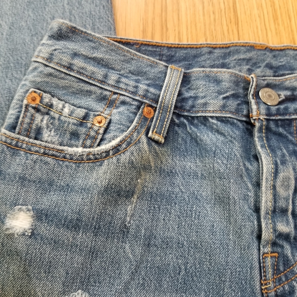 501 Levi's Medium Wash Distressed Button Fly Levi's Jeans. - Picture 14 of 15